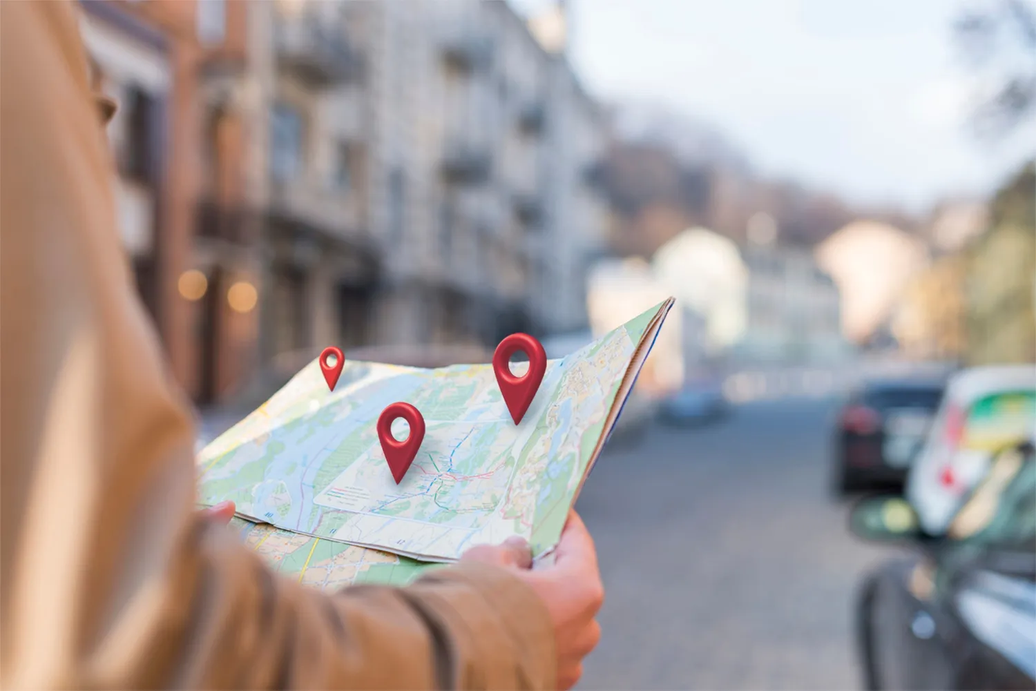 Comparaison entre Google Maps et un site web sur un écran de smartphone