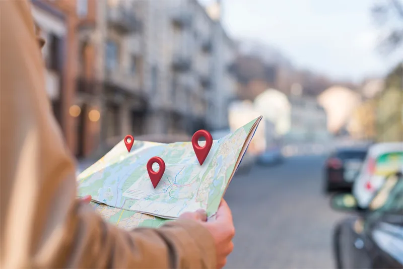 Comparaison entre Google Maps et un site web sur un écran de smartphone